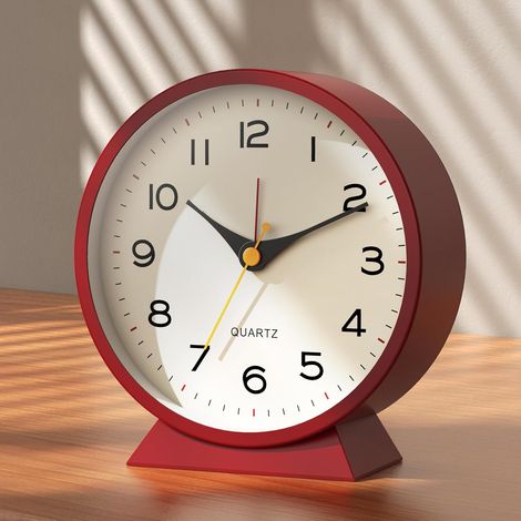 Reloj despertador analógico de 4,5 pulgadas: retro, de metal, silencioso, sin tictac, funciona a pilas y con luz nocturna, ideal para dormitorio, oficina o mesita de noche (rojo) (1/5)