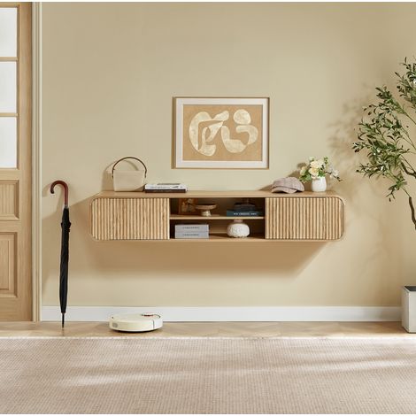 Meuble TV mural 160 cm en panneau de particules bois clair, suspendu avec rangements ouverts, passe-câbles intégré et hauteur réglable, pour salon ou chambre – CHICFURN (1/5)