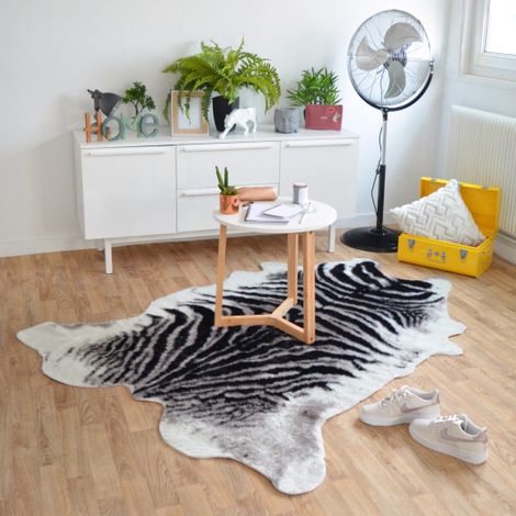 Décoweb – Tapis imitation zèbre 150 x 200 cm – 100% acrylique – Hauteur de velours 8 mm – Poids 600 g/m² pour décoration intérieure (1/5)