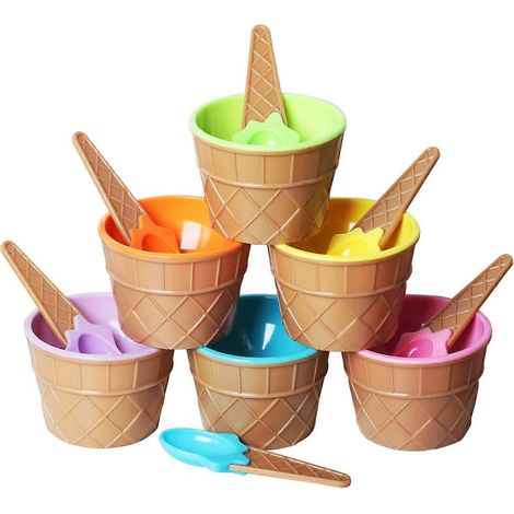 Un ensemble de 6 coupes à dessert glacées et cuillères assorties, en plastique, avec des coupes en forme de cornet de glace. (1/5)