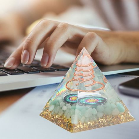 Pyramide pilier en cristal de 6 cm avec pierres concassées - Pyramide d'énergie positive - Décoration de bureau - Générateur d'énergie pour la guérison et la méditation (1/5)