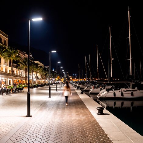 Lampadaire LED Solaire 10200 lm 170 lm/W Sinaí avec MPPT et Détecteur de Mouvement  4000K Blanc neutre
