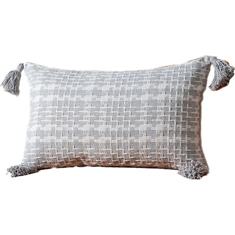 Housse de coussin rectangulaire, tissée avec un motif géométrique et des pompons, idéale pour différents espaces. (1/4)
