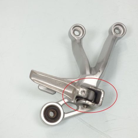 [PRODUIT D'OCCASION] Platine repose pied passager droit origine pour Suzuki 1000 Gsx-R (1/3)