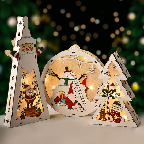 Ornamenti natalizi in legno realizzati a mano, alberi di Natale, pupazzi di neve, appendiabiti, decorazioni e vetrine illuminate.