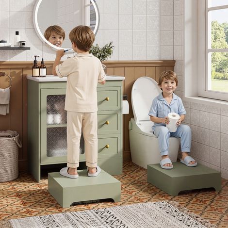 Meubleuse de salle de bain avec repose-pieds caché, lavabo en céramique lisse, éclairage LED, verre embossé et poignées dorées chaleureux