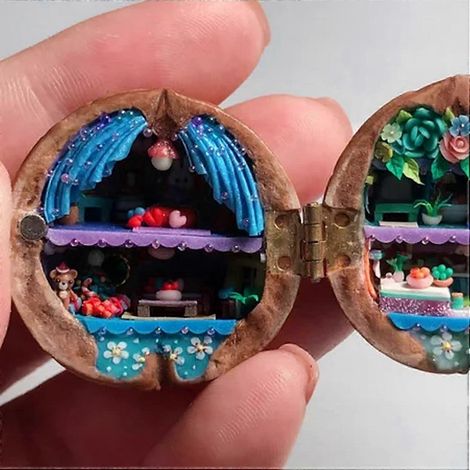 Miniaturbibliothek aus Walnussschalen, handgefertigte Miniaturwelt, Puppenhausmodell aus Kunstharz, einzigartige Walnussdekoration, Miniatur-Bücherregalmodell (1/3)