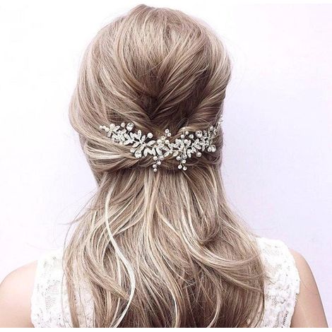 Moda nupcial, peinados para fiestas de gala, peineta color plata