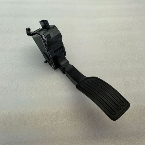 18002-2GC0A is suitable for the accelerator pedals of 2018 Nissan Tiida C13, Bluebird U15 Electric, and Sylphy B17. (1/4)
