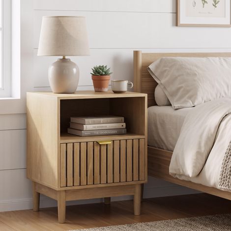 Table de chevet style Mid-Century Modern 45 cm – Table de nuit en chêne avec tiroir rainuré et niche ouverte, bout de canapé design avec pieds en bois massif pour chambre et salon