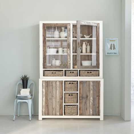 Berah Getah – Vaisselier en pin recyclé massif – 4 portes vitrées – 6 paniers en rotin – Hauteur 218 cm – Longueur 140 cm – Profondeur 49 cm