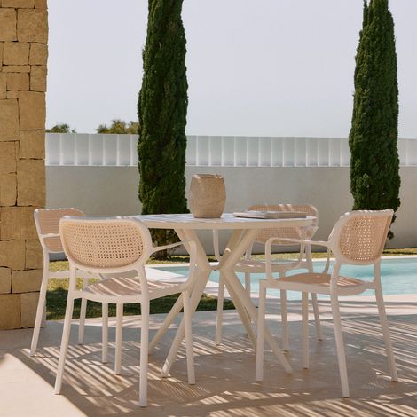 SKLUM Valerie rundes Aluminium-Tischset, 100 cm Durchmesser, und 4 Omara-Gartenstühle mit Armlehnen. Gardenia Weiß