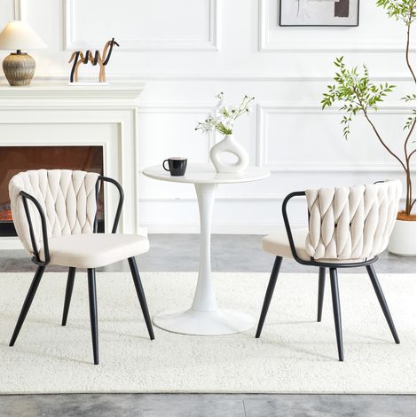 Chaise de salle à manger en velours beige avec pieds métal noir mat, rembourrée avec accoudoirs et dossier tressé (1/5)