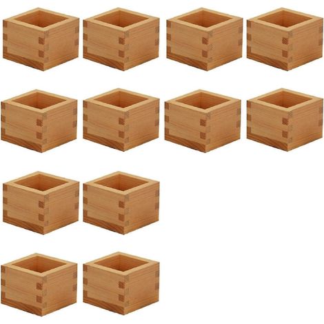 Ce service à saké japonais en bois de 12 pièces, composé de tasses et de soucoupes, peut être utilisé pour poser les tasses à saké sur une soucoupe carrée en bois ou comme boîte à dessert. (1/4)