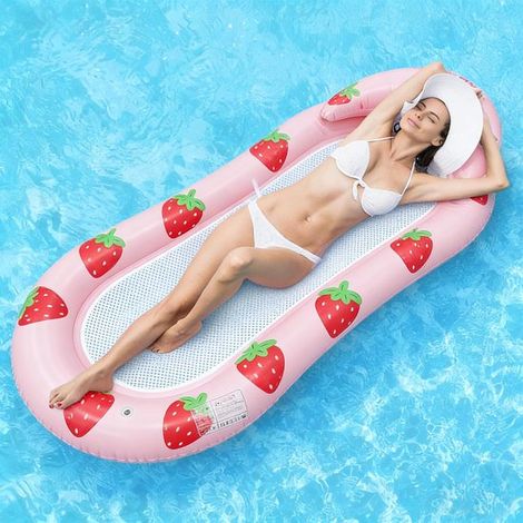 Tumbona hinchable rosa con forma de fresa (145 × 64 cm): flotador divertido y cómodo con red de refrigeración, ideal para piscina y playa. (1/5)