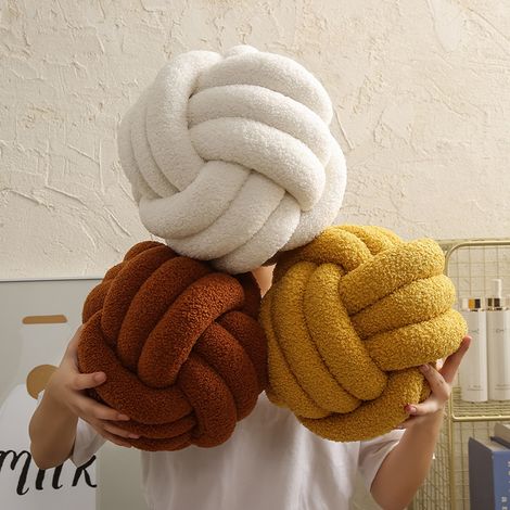 Coussin décoratif en forme de boule nouée tricotée à la main, idéal pour décorer le salon ou la chambre. (1/5)