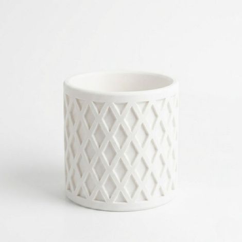 Vaso da fiori bianco con coprivaso geometrico