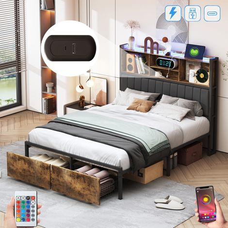 Letto matrimoniale 140x200 cm con 2 cassetti, LED, ricarica USB-A/C, testiera imbottita con ripiani, struttura in metallo, letto in legno - marrone
