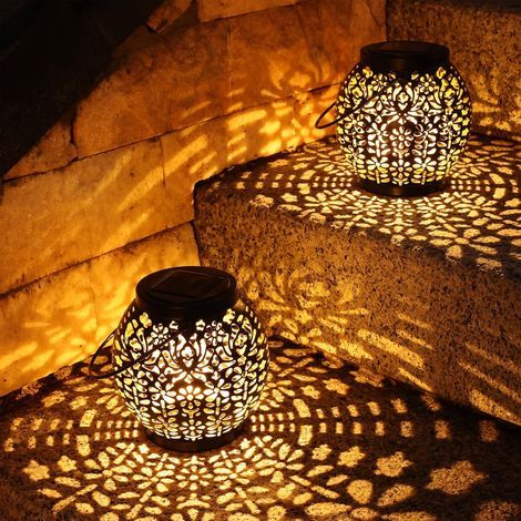 Lanterne Solaire de Jardin,2 Paquet Lumière Solaire Extérieur Suspendue IP65 Étanche Blanc Chaud Solaires Lanternes pour Patio Terrasse Cour Table Fête Festive Maison Orientale Décoration (1/5)