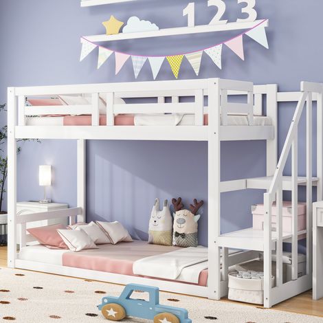 Letto a castello per bambini 90x200 cm in legno massello bianco, basso, con scala di sicurezza e rete a doghe (1/5)