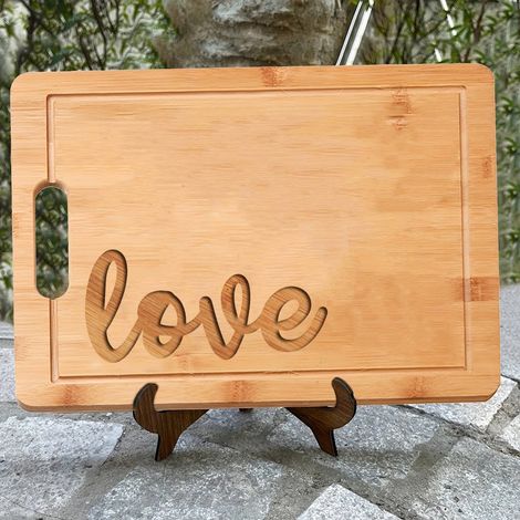 Planche à découper "LOVE" gravé – Cadeau personnalisé pour foyer (1/5)
