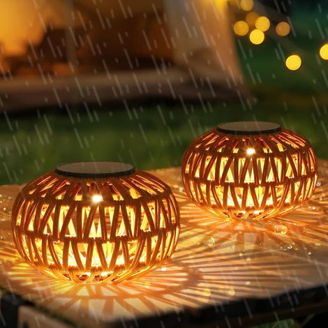 Lot de 2 lanternes solaires suspendues – Forme boule, rotin, kaki – 16x16x12 cm – Idéales pour patio, jardin et décoration extérieure (1/5)