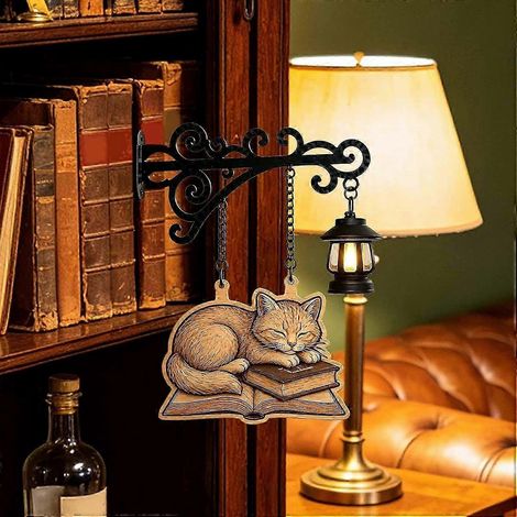 Lampe de bibliothèque chat, éclairage LED d'ambiance vintage chaleureux, support en métal orné + suspension chat endormi en bois et lanterne à piles pour bureau ou salon. (1/5)