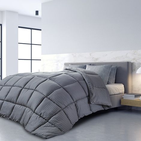 Couette luxe grise 200x200 cm – Garnissage 100% microfibre hypoallergénique 300g/m² – Thermorégulatrice – Tissage Jacquard – Sofareva (1/5)