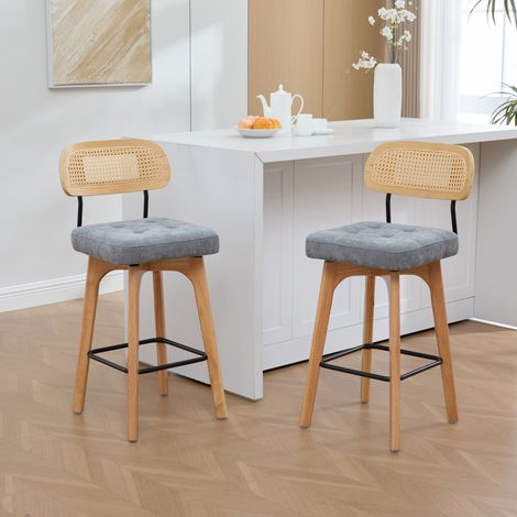 Lot de 2 tabourets de bar en tissu gris, dossier en résine tressée, assise rembourrée, pivotants à 360°, hauteur d’assise 67,5 cm, repose-pieds en métal – CHICFURN (1/5)