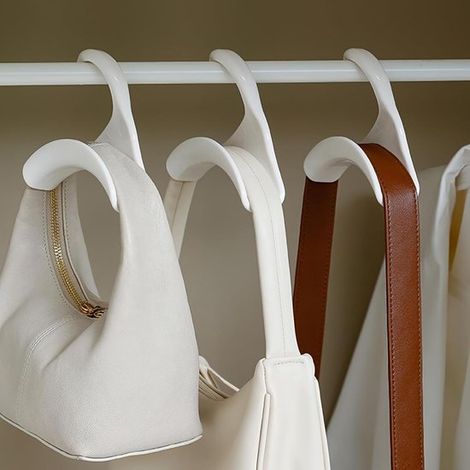 Crochet pour sac à main, compatible avec les armoires et autres penderies. Peut servir à suspendre sacs à main, sacs à dos, pochettes, foulards, ceintures et cravates. 1 pièce blanche. (1/2)