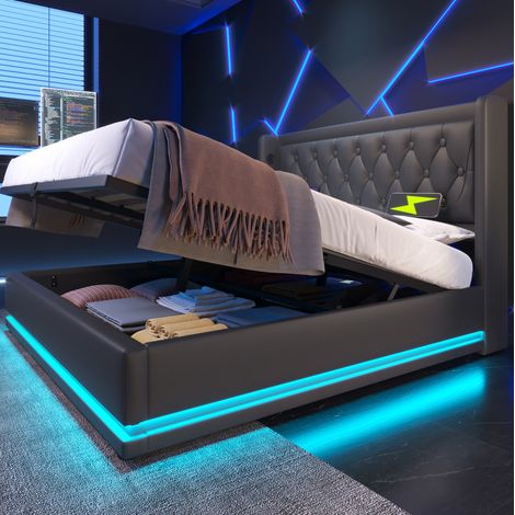 Letto matrimoniale imbottito classico 140x200 cm in PU nero con testiera trapuntata, USB/Type-C, vano contenitore e LED (1/5)