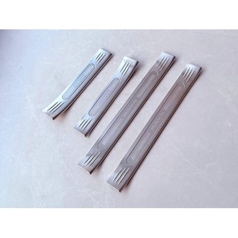 Accessoires pour Toyota RAV4 2026 : Protection de seuil de porte et de pédale, cache-plaques de protection argenté (4 pièces) (1/5)