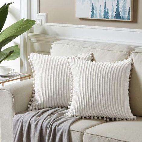 Lot de 2 housses de coussin pour canapé 45 x 45 cm, élégantes, ornées de pompons, pour lit double, sans rembourrage, couleur blanc cassé. (1/4)