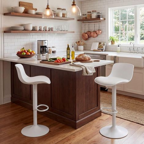 Lot de 2 tabourets de bar – Réglables en hauteur, pivotants 360°, avec dossier et repose‑pieds, blanc – Adaptés aux bars, comptoirs ou cuisines (1/5)