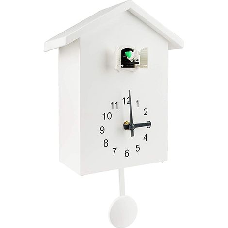 Der Kuckuck auf der Wanduhr im nordischen Stil springt aus dem Fenster, um die Zeit anzuzeigen.