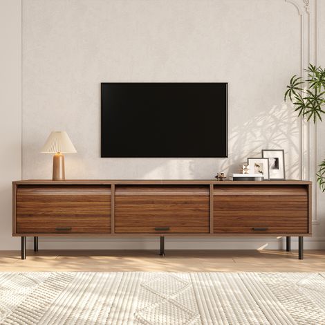 Meuble TV bas à 3 portes coulissantes verticales rainurées, poignées noires, 5 pieds métal noirs, étagère centrale, MDF et panneaux de particules (1/5)