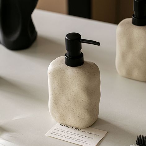 Keramik-Spenderflasche im Wabi-Sabi-Stil – AquaForge (1/4)