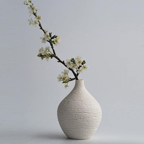 Handgefertigte Keramikvase mit horizontalen Rillen und schmalem Hals – mattweiß – Tischdekoration für Trockenblumen – Öffnungsdurchmesser 1,7 cm – 12,7 x 23,6 cm (1/5)