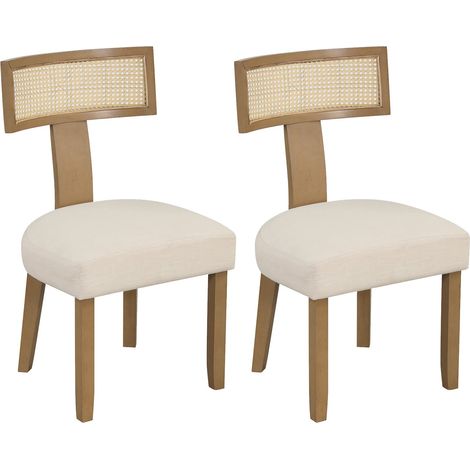 Silla de comedor con respaldo de ratán, asiento acolchado y patas de madera.