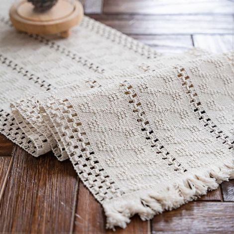Chemin de table en macramé crème beige bohème avec pompons tissé à la main (1/5)