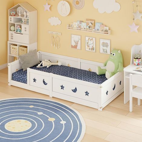 Babybett 90x200 cm – Kinderbett – aus massivem Kiefernholz – mit Schutzgitter mit Sternen und Mond – Hochbett mit Lattenrost – Weiß