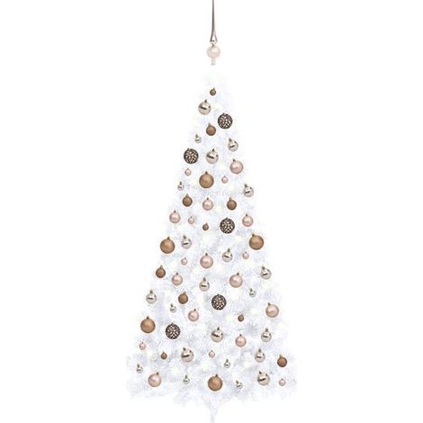 Un demi-sapin de Noël artificiel pré-illuminé avec des boules décoratives blanches, d'une hauteur de 240 cm. (1/5)