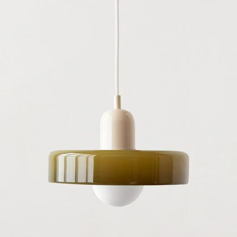 Un lustre de style Bauhaus au design médiéval et à l'abat-jour en vitrail, idéal pour la chambre 35 cm en verre vert avec une base couleur crème. (1/5)