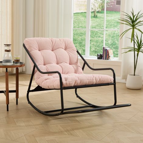 Fauteuil à bascule extérieur cadre noir avec coussin épais rose pour salon chambre et salle de lecture.