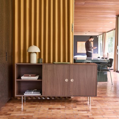 Buffet vintage décor bois et acier inoxydable 2 portes coulissantes 150cm noyer - Shelby (1/5)