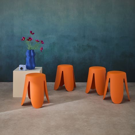 Set de 4 tabourets empilables simili cuir orange. Niki Ø30 / 44 x H46cm (1/5)