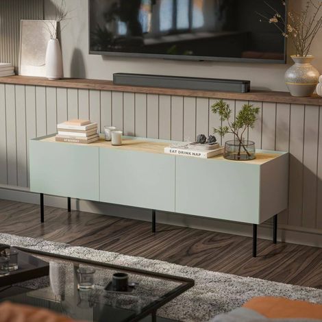 Mueble de TV Calanna, aparador de salón con tres puertas batientes y tres compartimentos interiores, elevado del suelo, 150x40 h52 cm, verde y roble (1/5)