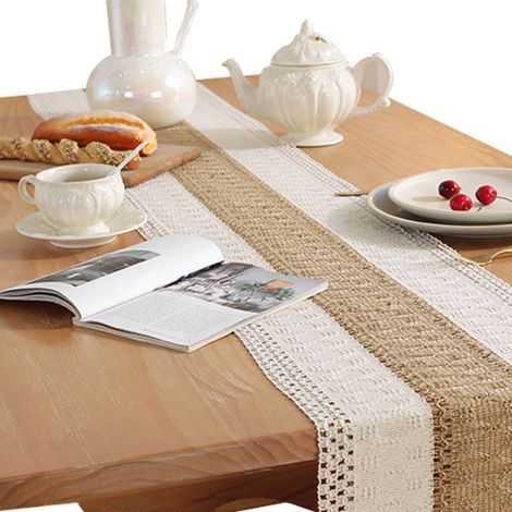 Chemin de table rustique en macramé, en coton, couleur café, idéal pour une fête champêtre ou un mariage. Dimensions : 180 x 30 cm. (1/5)