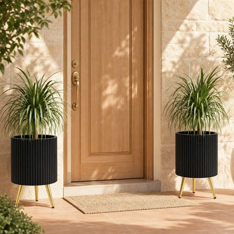 Jardinière ronde noire en métal à 3 pieds avec pieds dorés et trous de drainage pour salon terrasse et entrée (1/5)