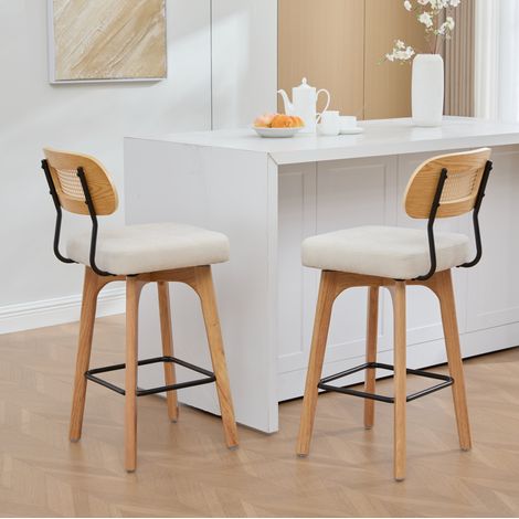 Lot de 2 tabourets de bar pivotants à 360°, avec dossier en résine tressée, assise rembourrée en tissu beige, repose-pieds en métal et hauteur d'assise 67,5 cm – CHICFURN (1/5)